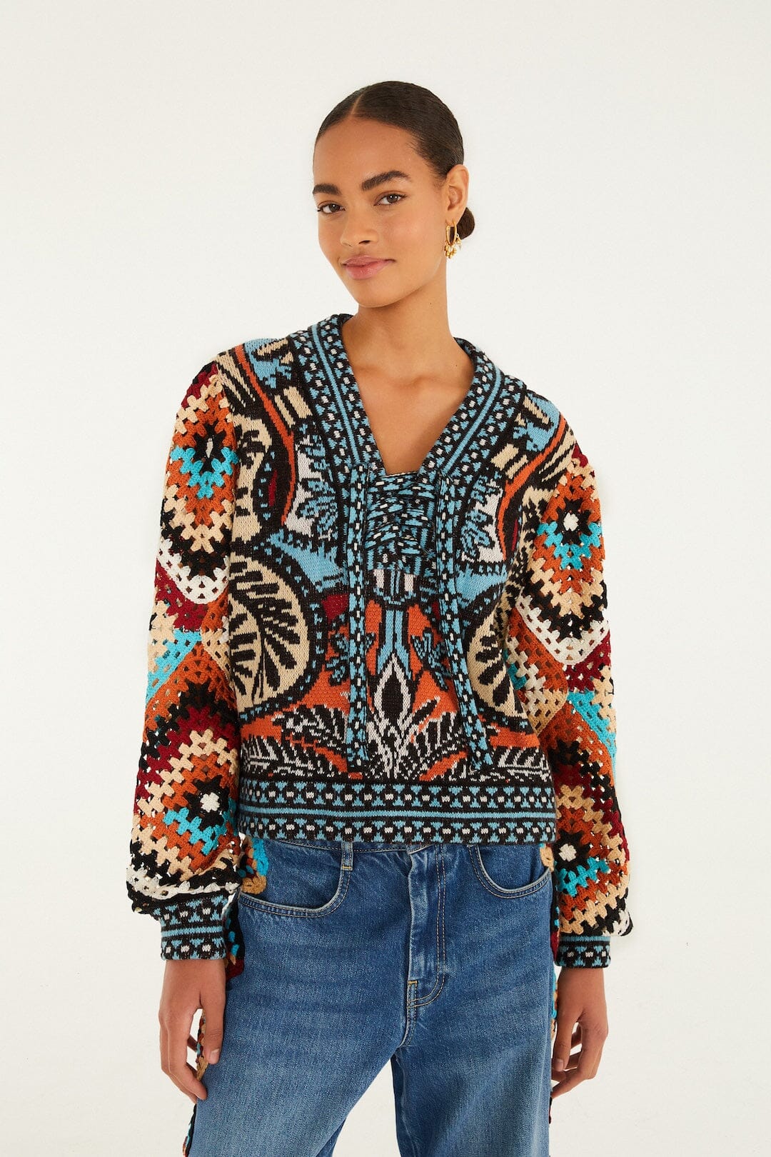 Pull manches crochet FARM Rio Balamana multicolore porté avec un jean – vue de face