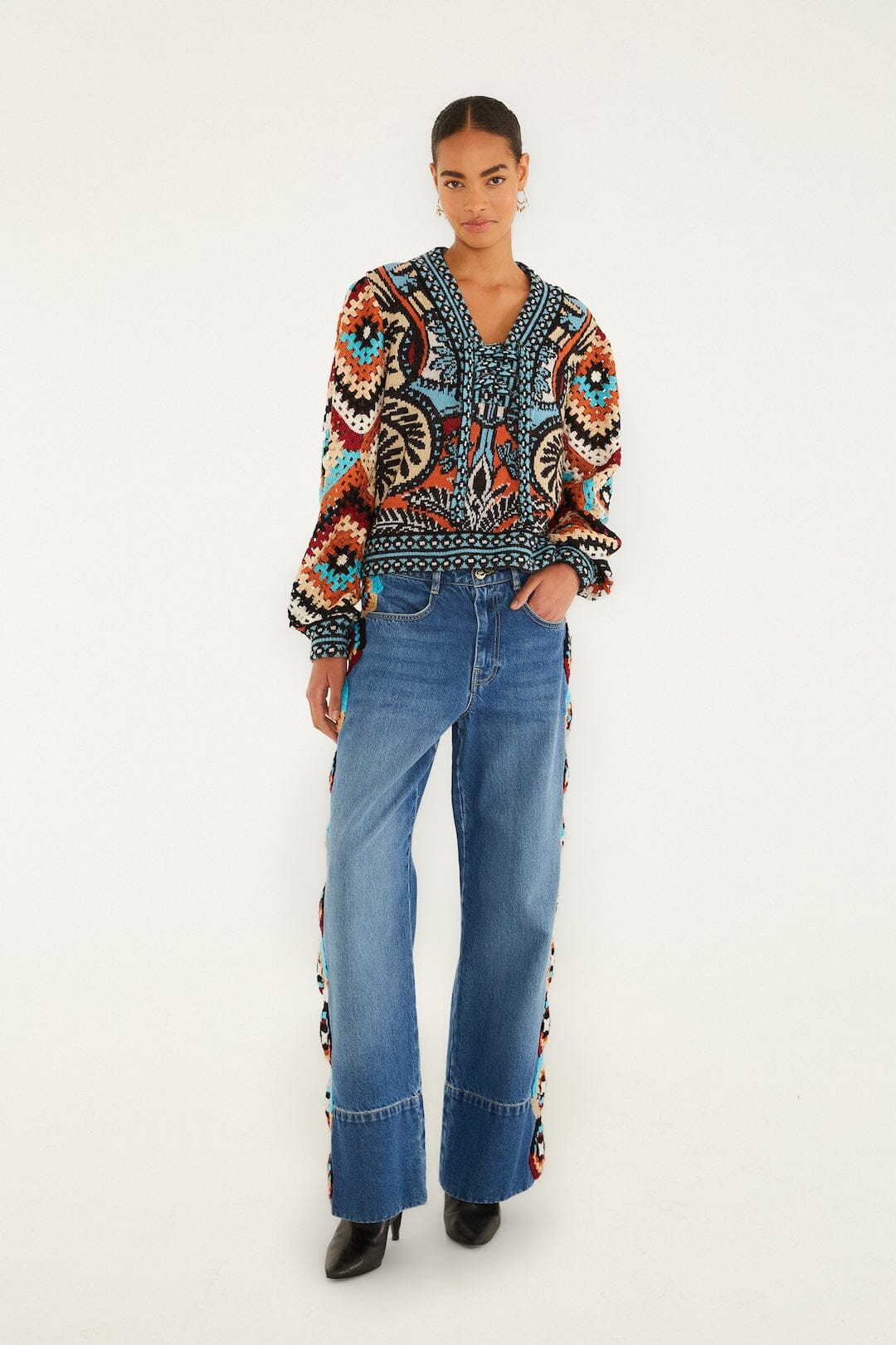 Pull FARM Rio Balamana multicolore avec un jean large – look complet