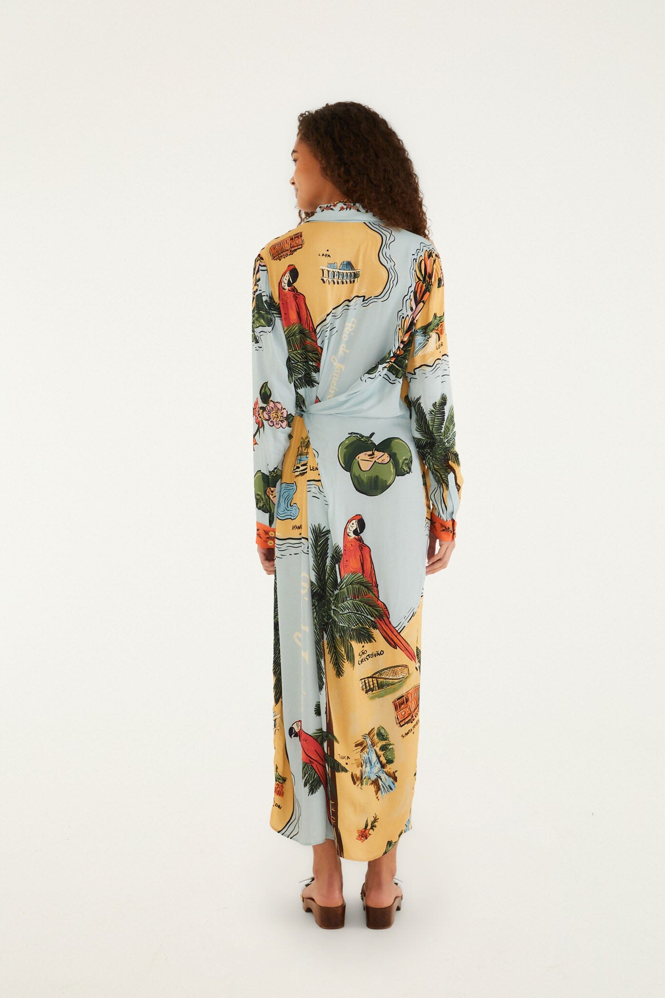 Robe longue chemise FARM Rio en viscose à imprimé Beaches Path multicolore et bordure orange, détail de l'imprimé