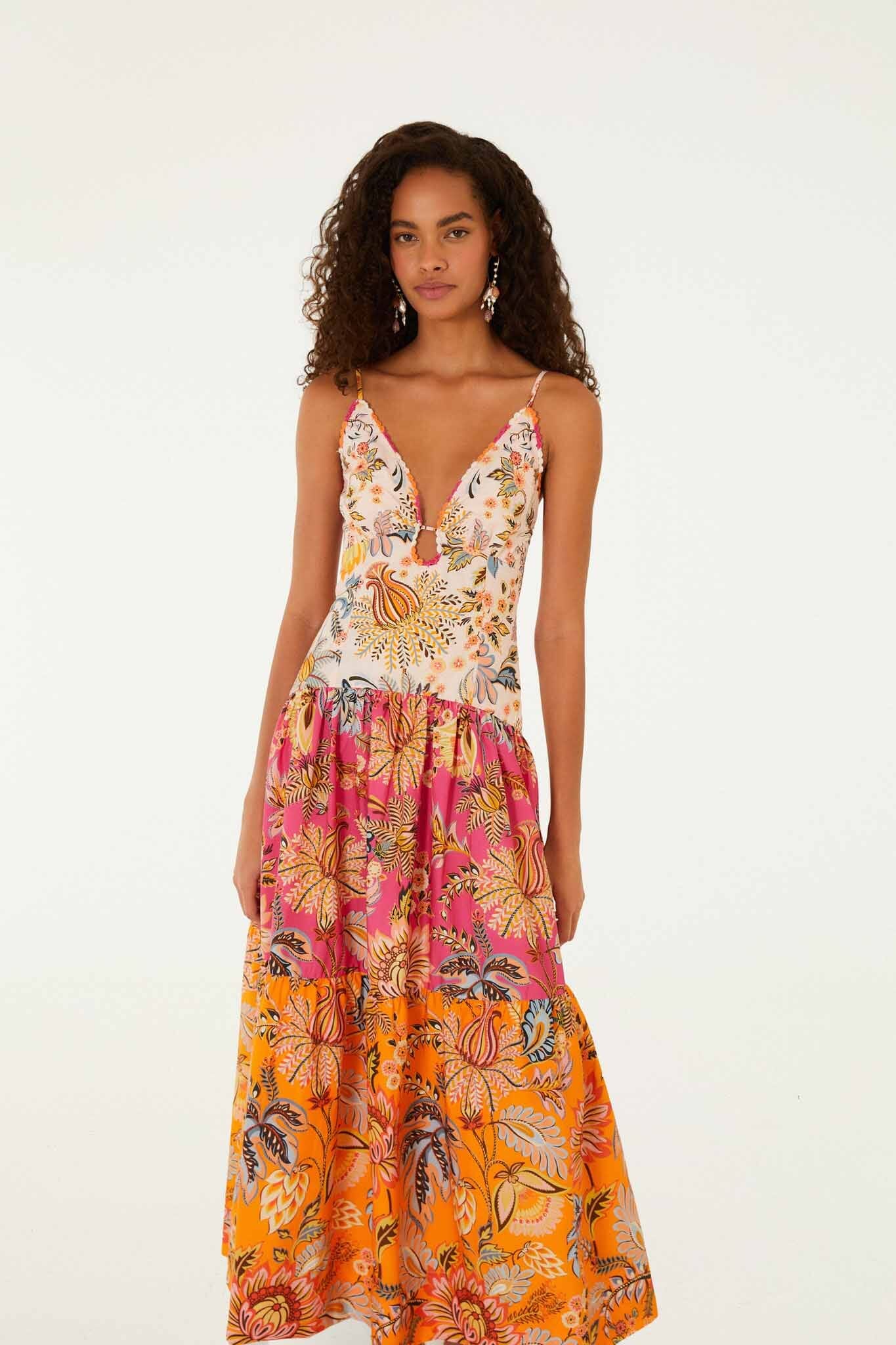 Robe longue FARM Rio en coton à imprimé floral Ligia multicolore, encolure en V festonnée et volants, porté