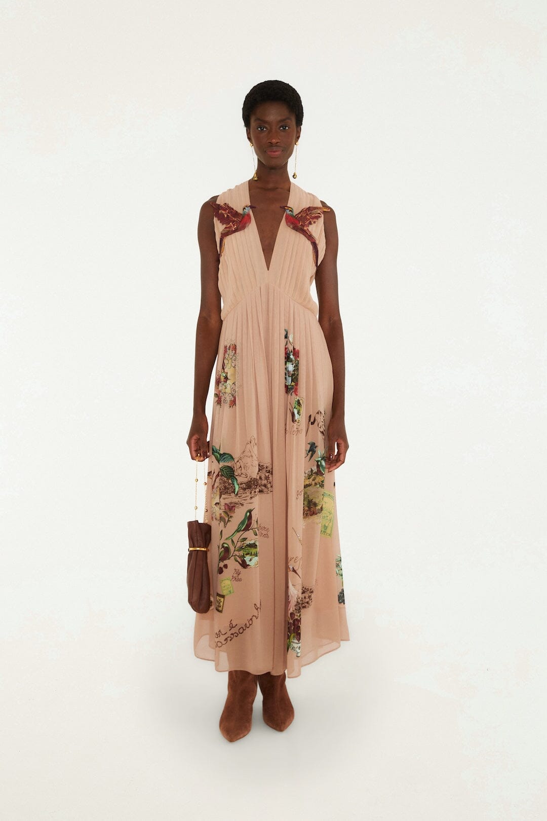Robe longue FARM Rio Bird Poetry rose poudré à imprimé floral, portée avec bottines et sac en cuir – look complet