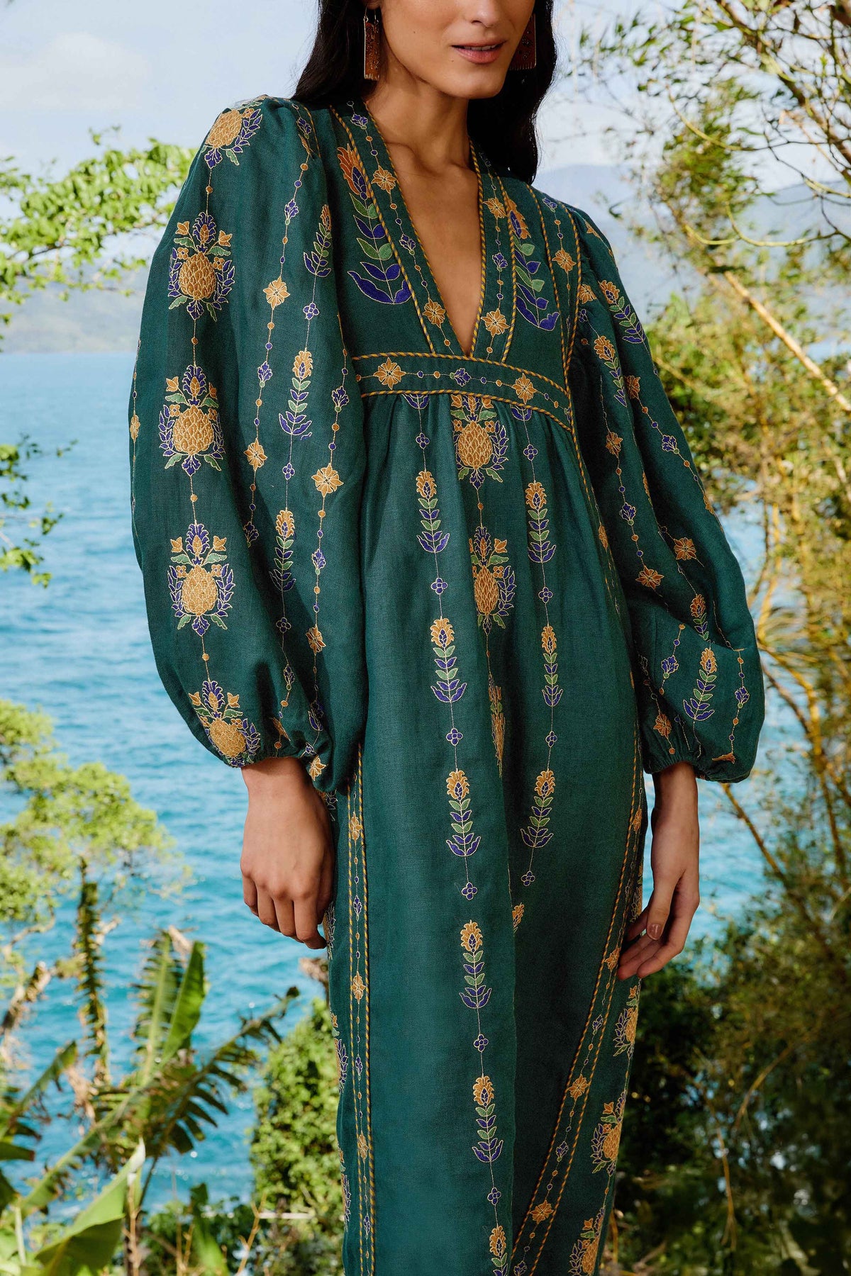 Robe tunique FARM Rio Pineapple verte, broderies d'ananas – vue buste