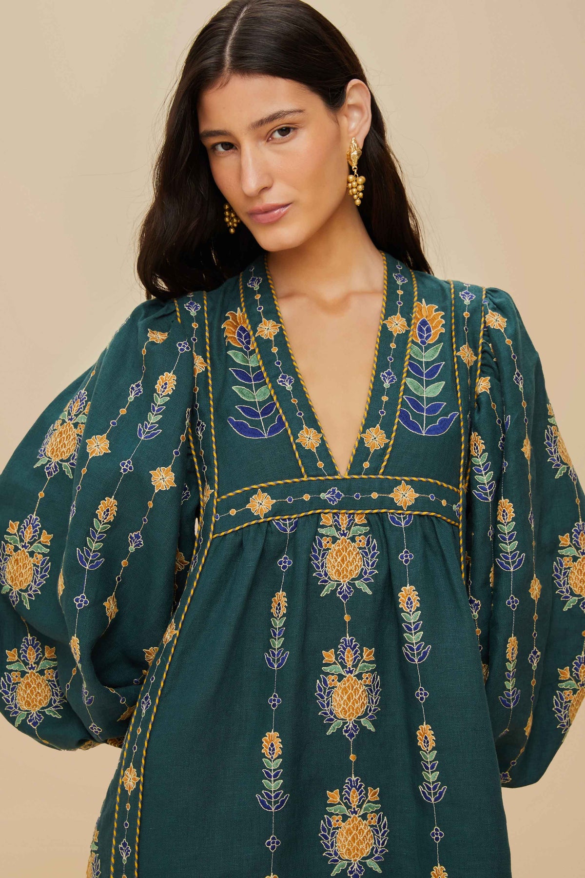 Robe tunique FARM Rio Pineapple verte, décolleté en V et broderies – détail