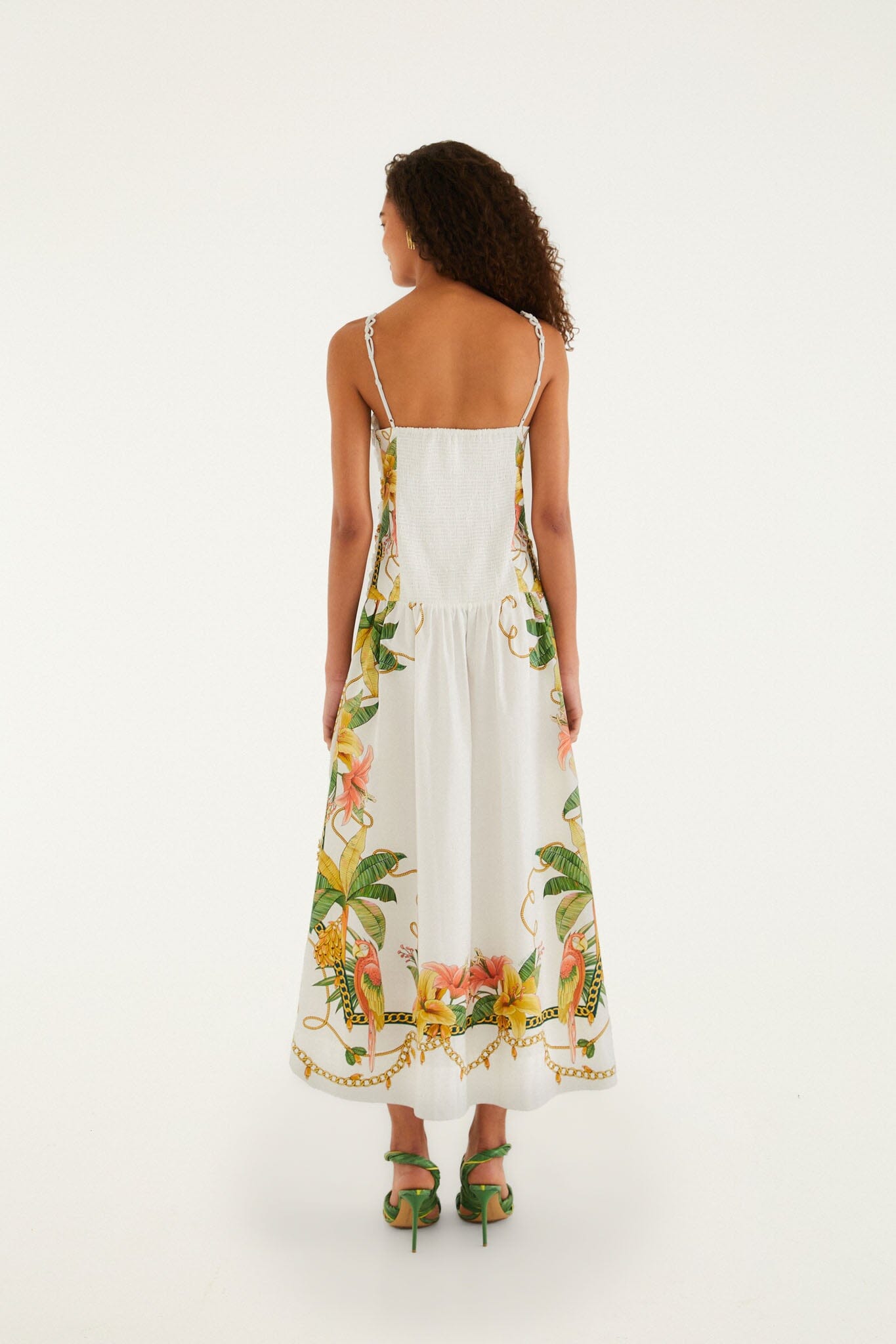 Robe mi-longue FARM Rio en coton écru à imprimé Tropical Royalty, encolure carrée et bretelles torsadées, détail de l'imprimé