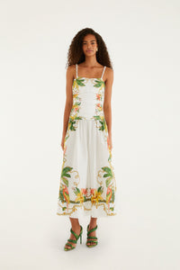 Robe mi-longue FARM Rio en coton écru à imprimé Tropical Royalty, encolure carrée et bretelles torsadées, vue de face