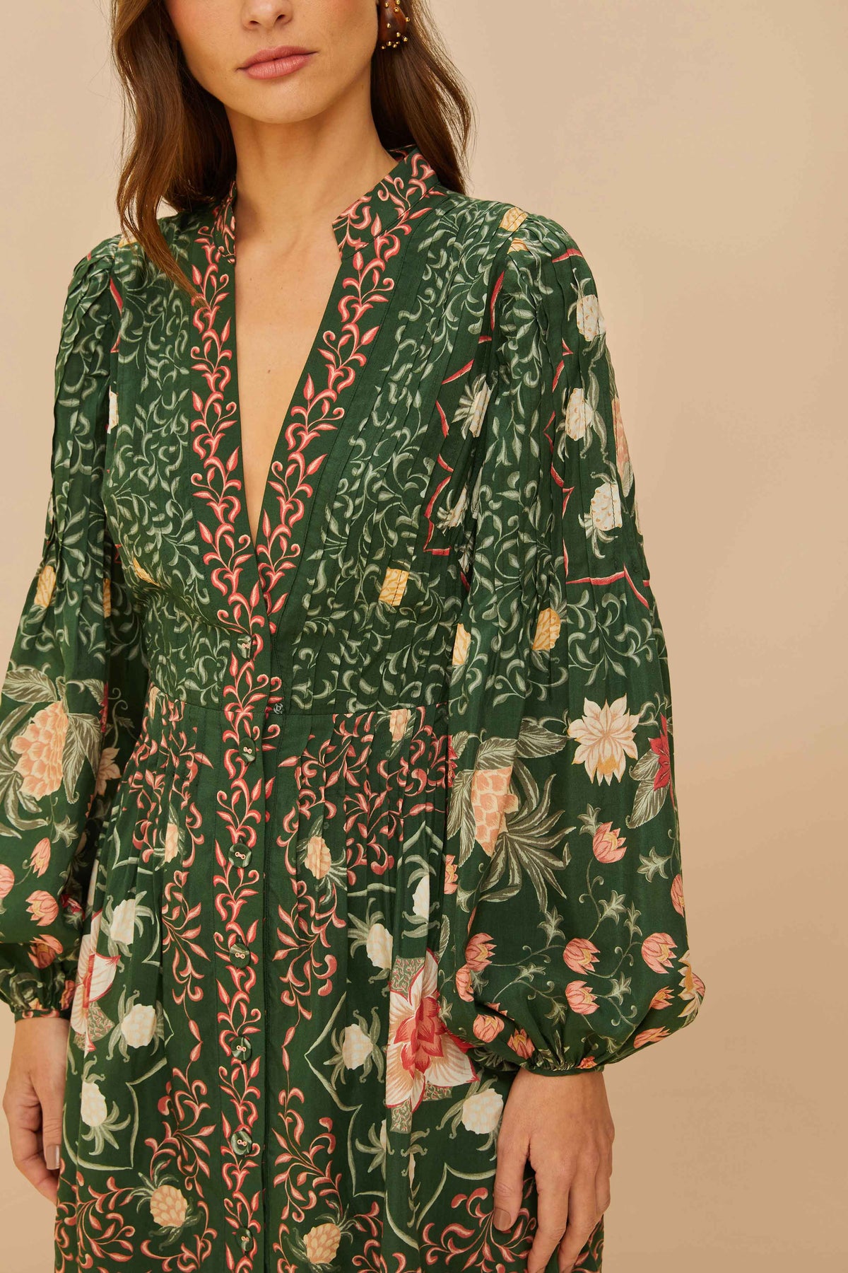 Robe FARM Rio Pineapple Garden, décolleté en V et imprimé ananas et fleurs – détail