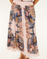 Gros plan sur l'imprimé foulard Sea Garden de la jupe longue plissée FARM Rio rose