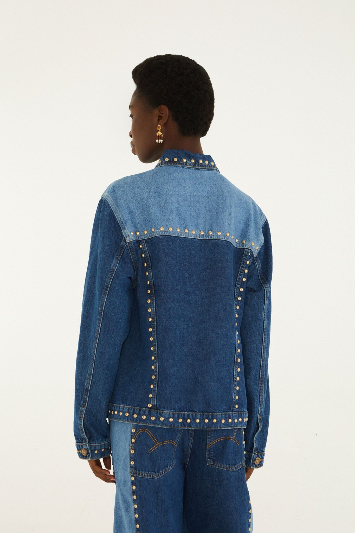 Veste en denim bicolore FARM Rio couverte de clous métal dorés, col chemise et poches plaquées — vue 3