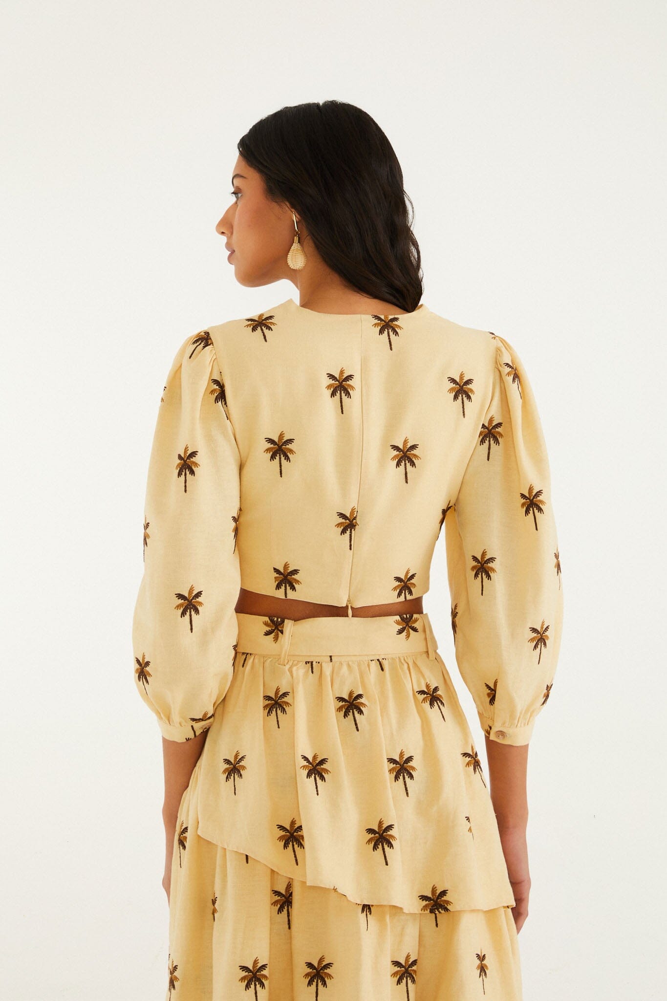Top court FARM Rio en lin et viscose sable, broderie d'arbres, encolure en V et boucle en bambou, détail de l'imprimé