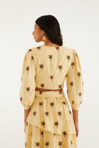 Top court FARM Rio en lin et viscose sable, broderie d'arbres, encolure en V et boucle en bambou, détail de l'imprimé