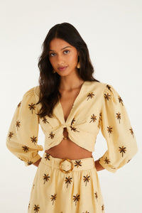 Top court FARM Rio en lin et viscose sable, broderie d'arbres, encolure en V et boucle en bambou, vue de face