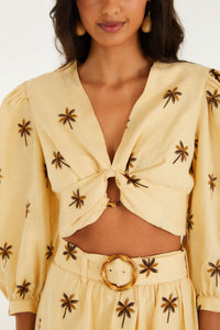 Top court FARM Rio en lin et viscose sable, broderie d'arbres, encolure en V et boucle en bambou, porté