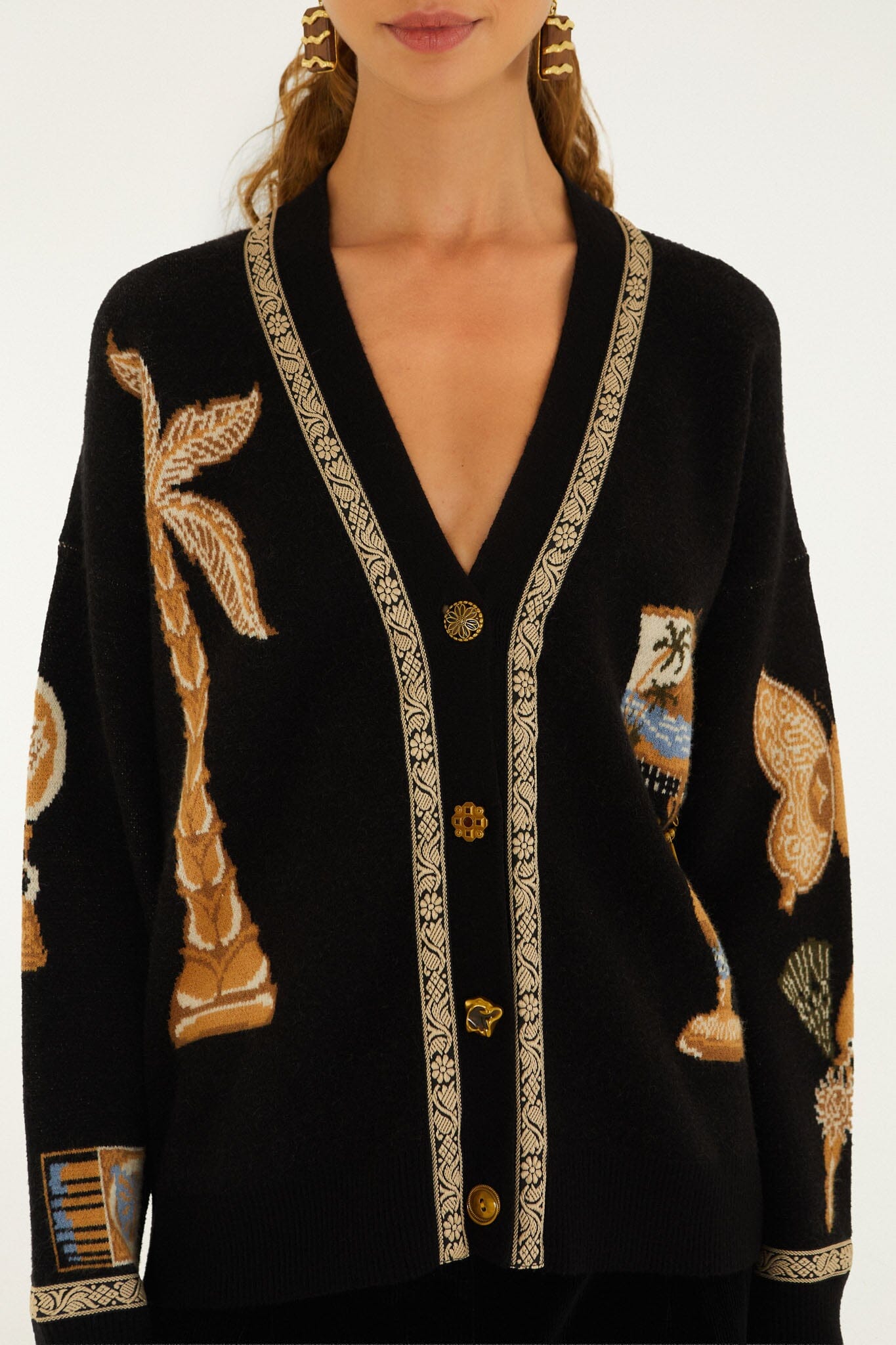 Cardigan en maille noire FARM Rio à imprimé souvenirs de voyage or, crème et bleu, col V et boutons métal dorés — vue 2