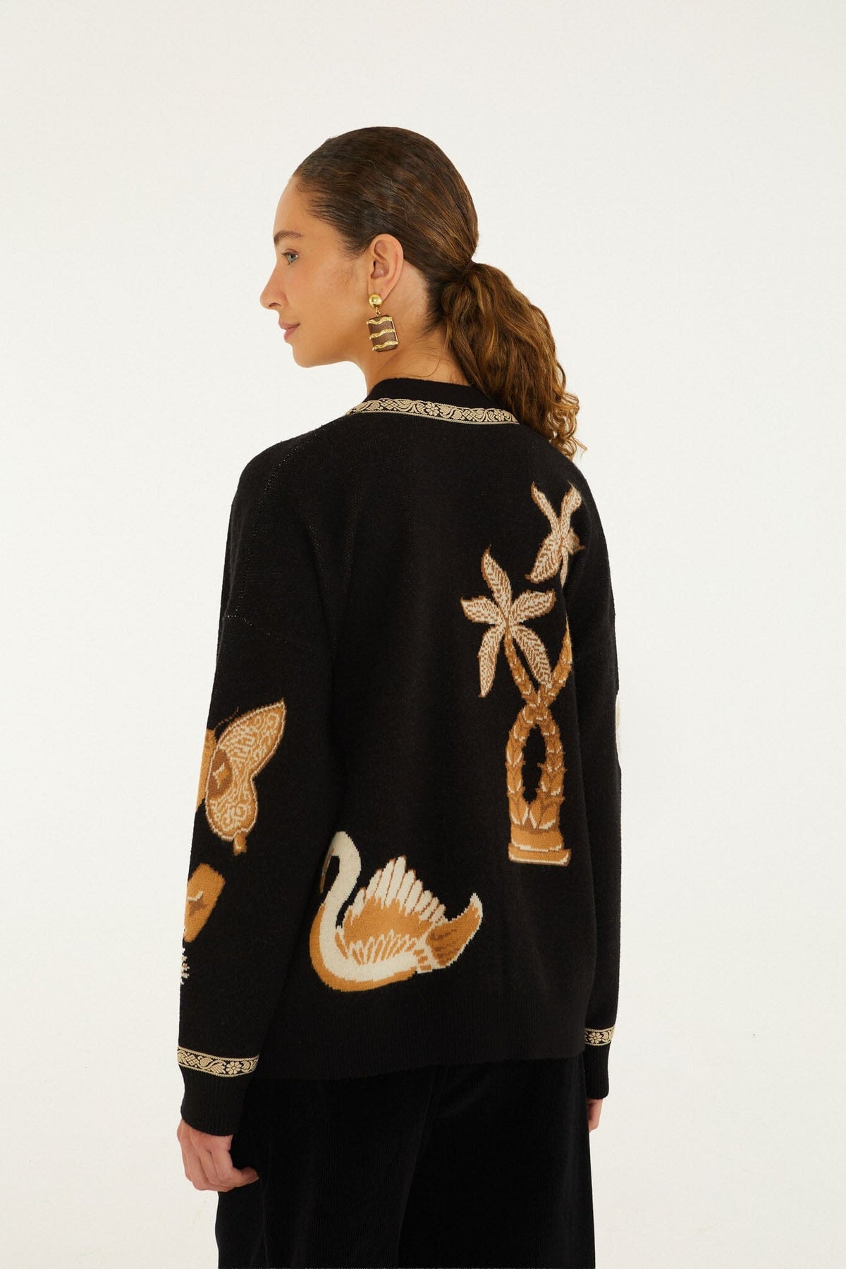 Cardigan en maille noire FARM Rio à imprimé souvenirs de voyage or, crème et bleu, col V et boutons métal dorés — vue 4