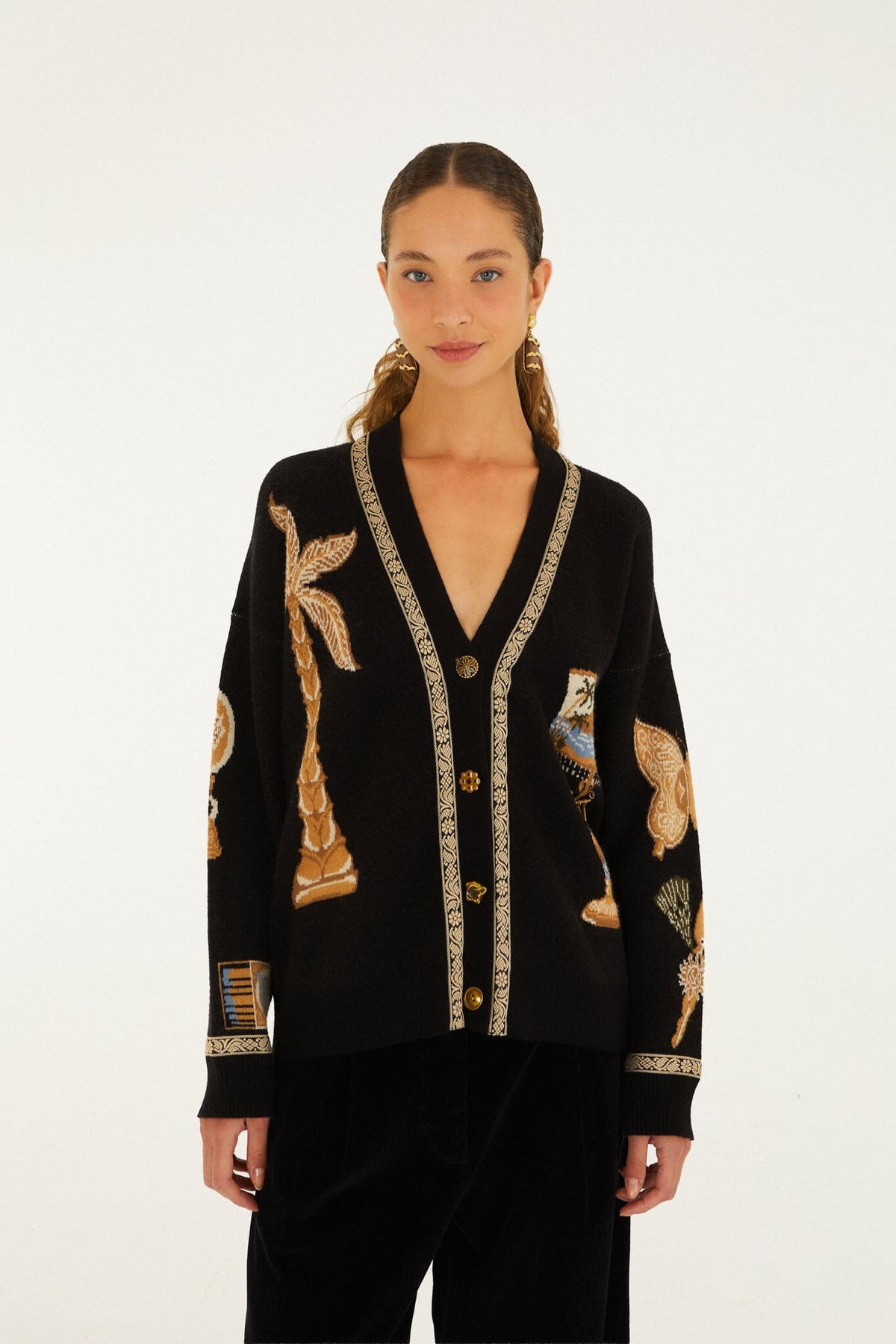 Cardigan en maille noire FARM Rio à imprimé souvenirs de voyage or, crème et bleu, col V et boutons métal dorés — vue 1