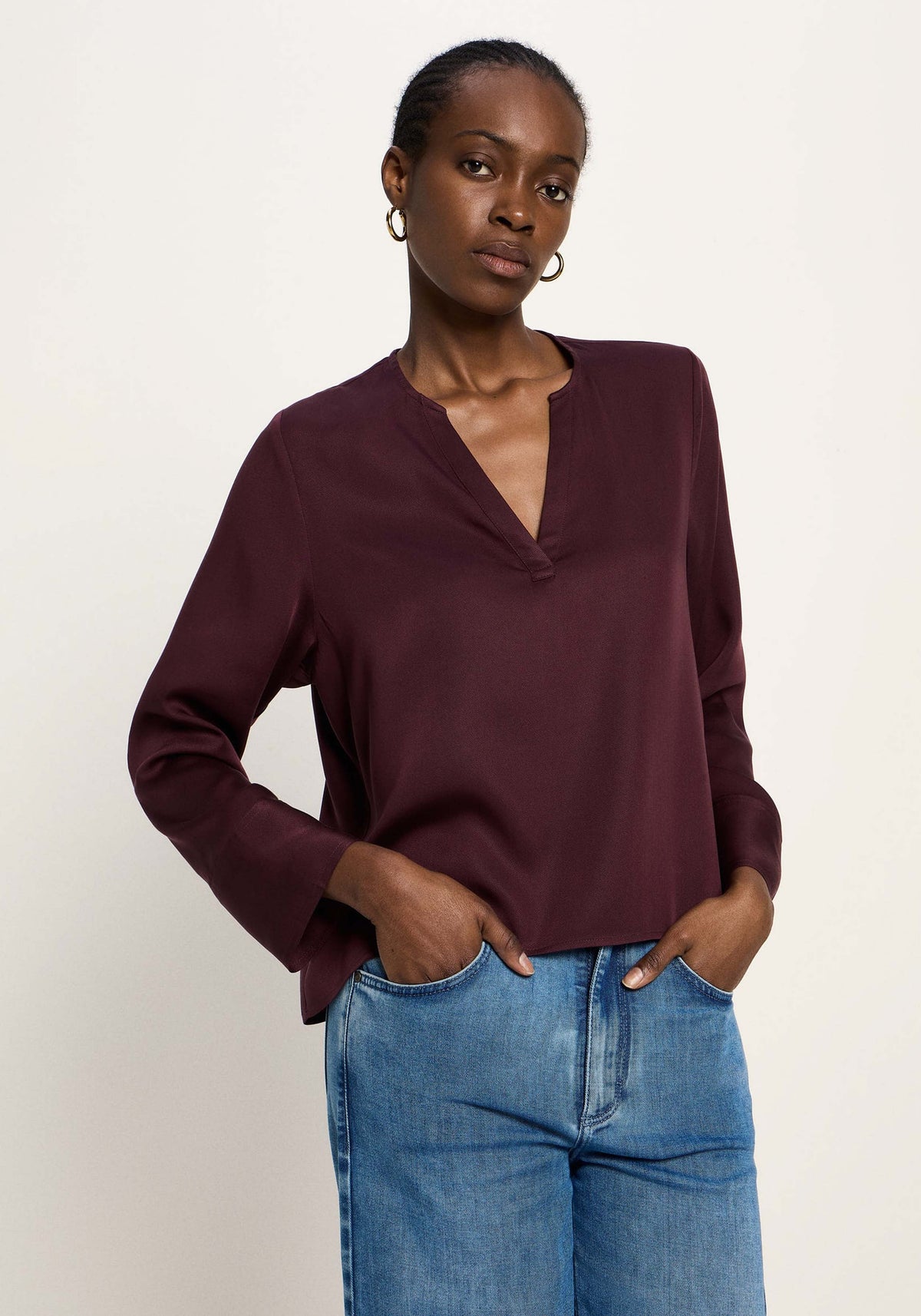 Blouse col en V TENCEL LANIUS bordeaux portée avec un jean – vue de face
