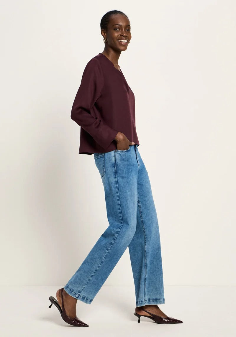 Blouse col en V LANIUS bordeaux avec un jean droit et des escarpins – look complet