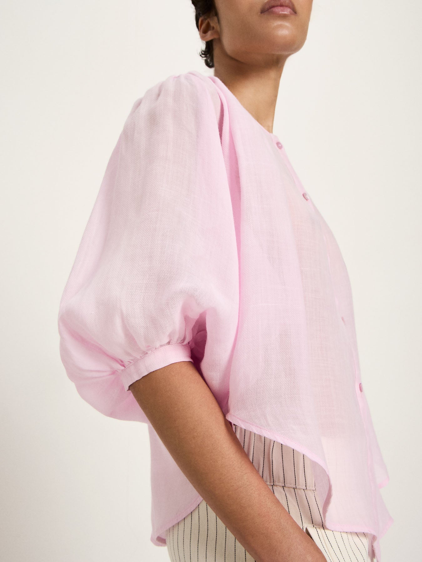 Blouse ramie froncée LANIUS Rose Poudré – détail de la manche bouffante