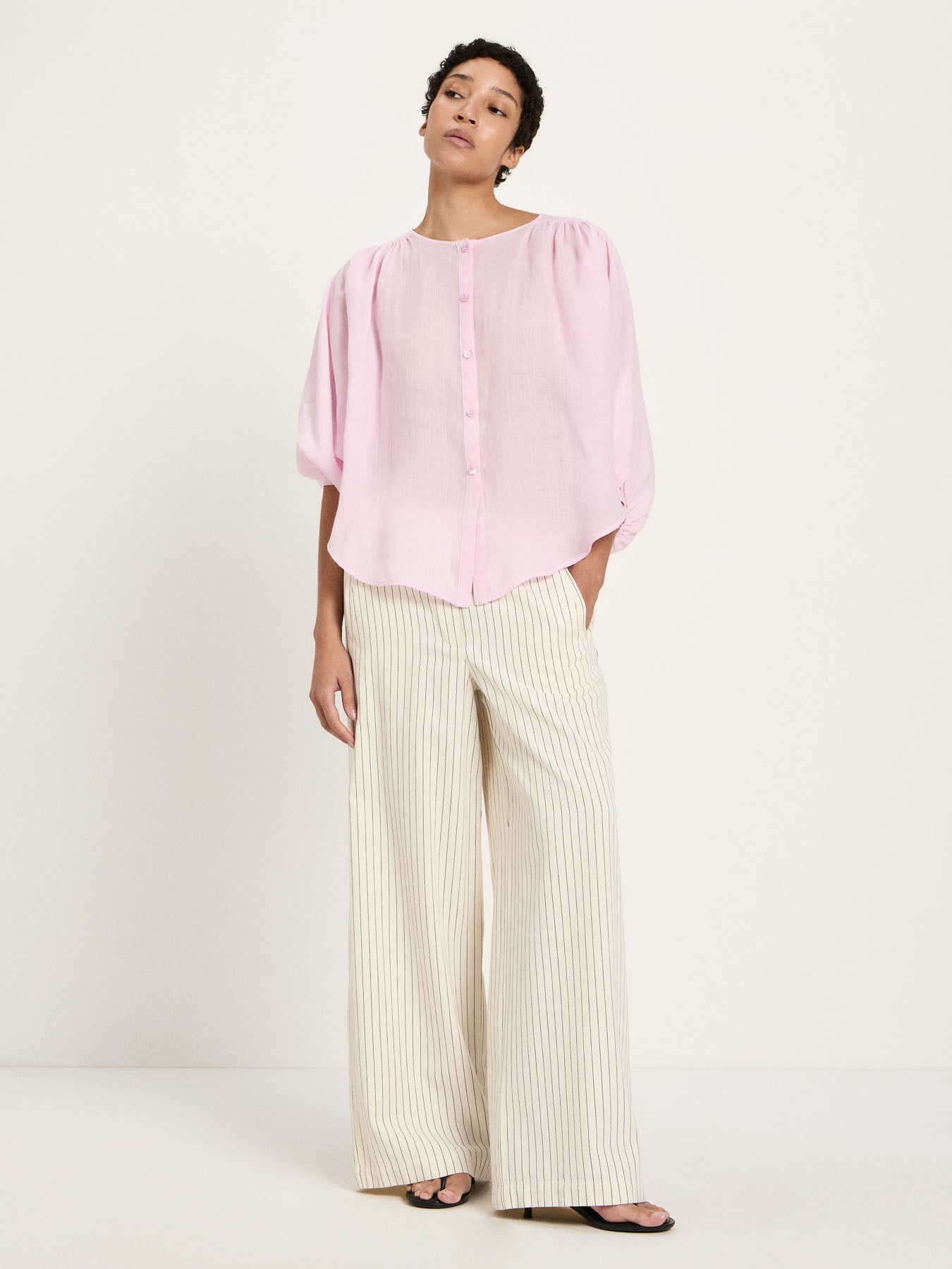 Blouse ramie froncée LANIUS Rose Poudré portée avec un pantalon rayé – vue de face
