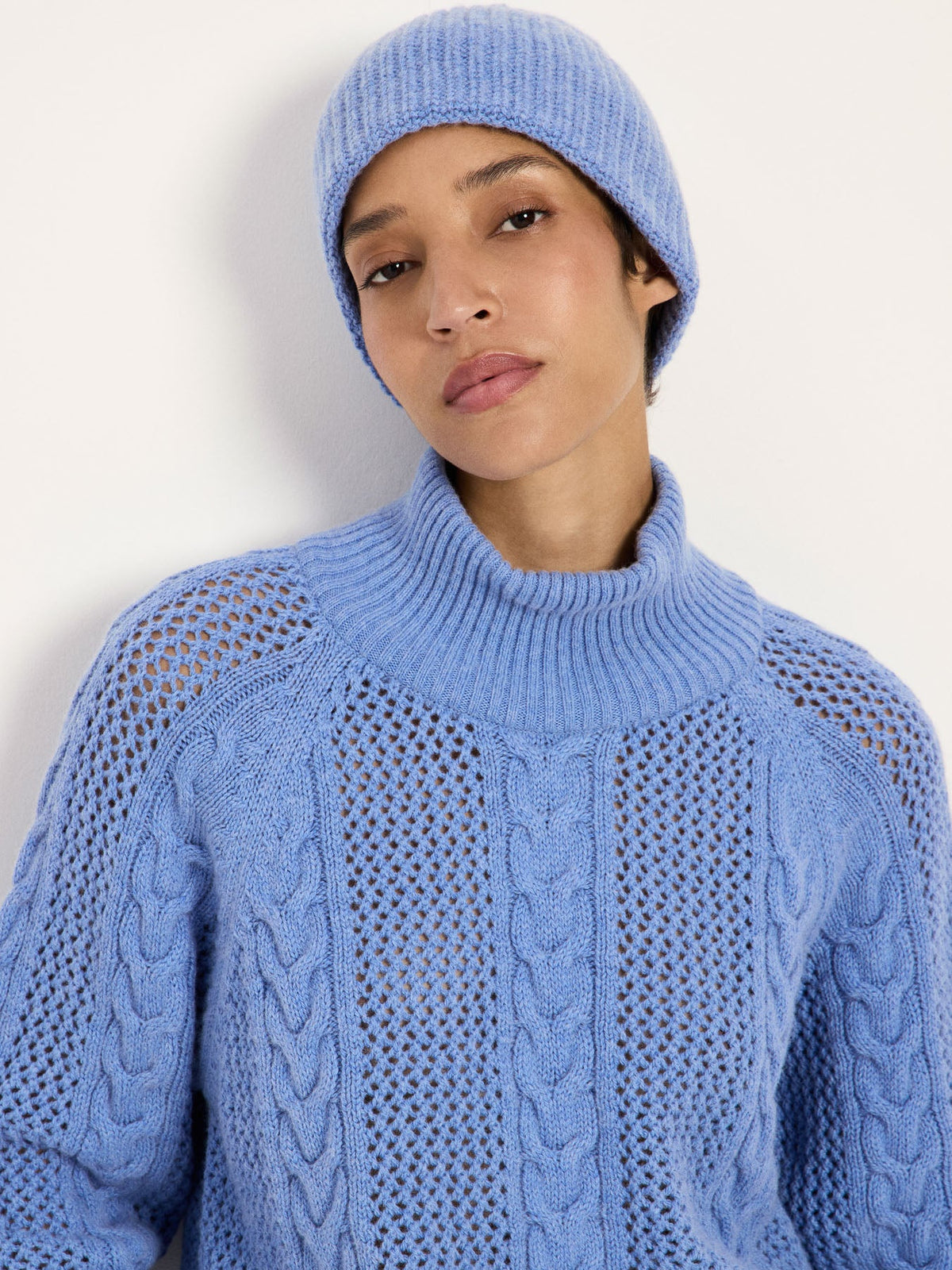 Bonnet côtelé laine et coton bio LANIUS Bleu clair chiné porté en ton sur ton avec un pull torsadé bleu clair