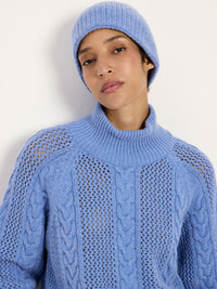 Bonnet côtelé laine et coton bio LANIUS Bleu clair chiné porté en ton sur ton avec un pull torsadé bleu clair