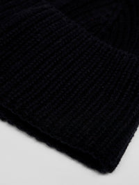 Bonnet côtelé LANIUS Noir – détail de la maille côtelée