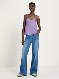 Caraco TENCEL LANIUS Brume Violette porté avec un jean large – vue de face