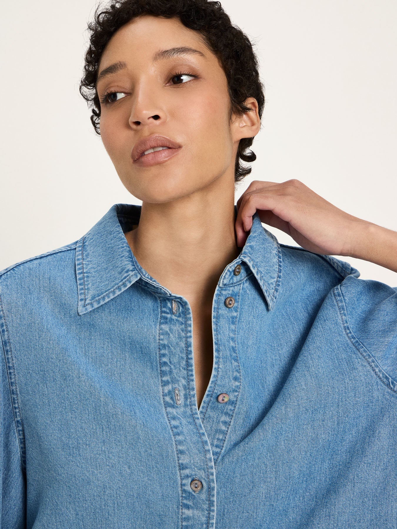 Chemise en denim fluide LANIUS Bleu Délavé – détail du col chemise