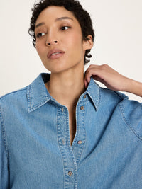 Chemise en denim fluide LANIUS Bleu Délavé – détail du col chemise