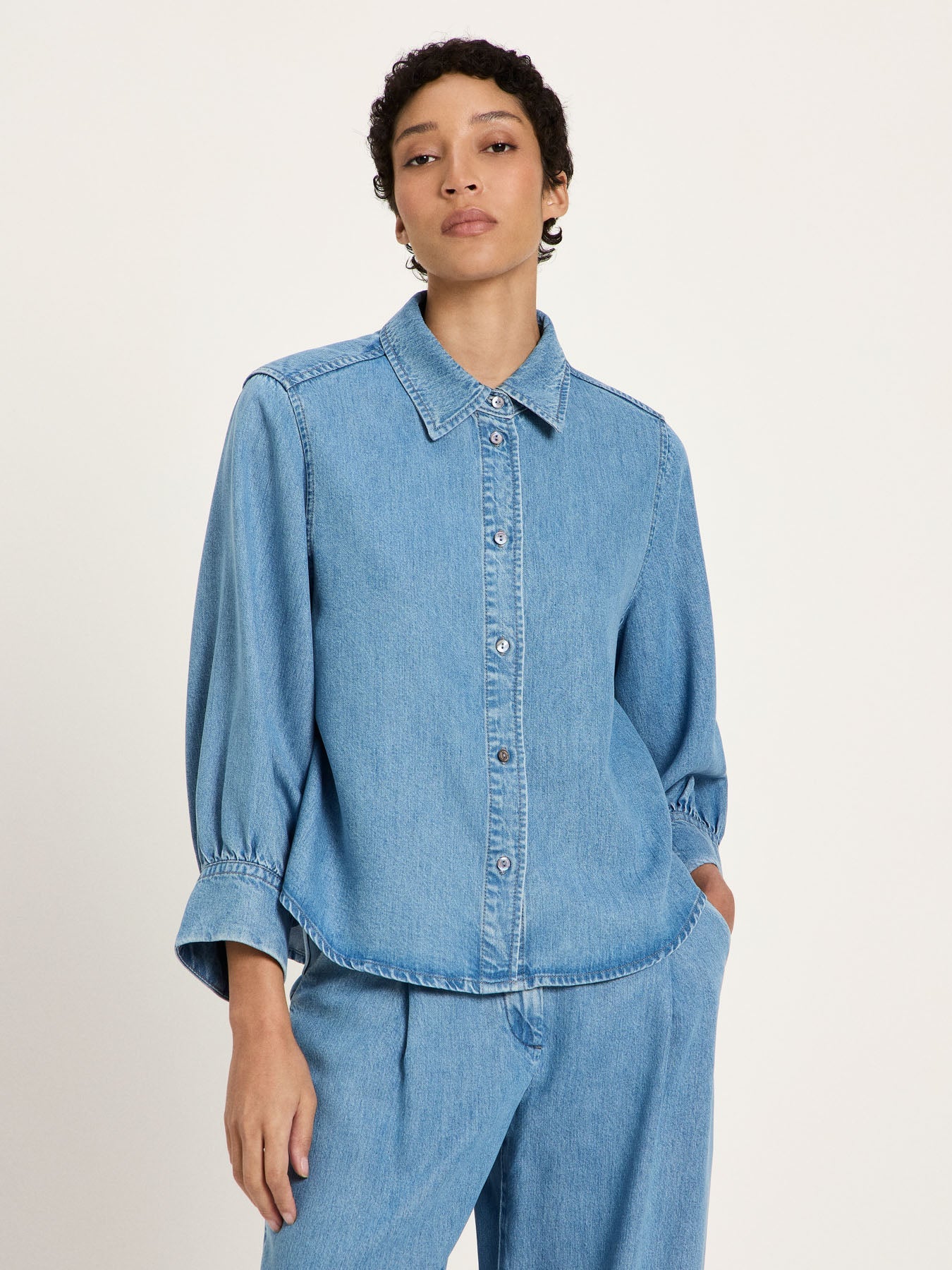 Chemise en denim fluide LANIUS Bleu Délavé portée avec le pantalon assorti – vue de face