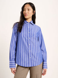 Chemise à rayures LANIUS Bleu électrique & bleu clair portée avec un pantalon pied-de-poule – vue de face