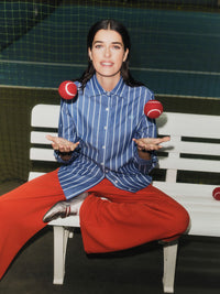 Chemise à rayures LANIUS, assise sur un banc avec des balles de tennis – lifestyle