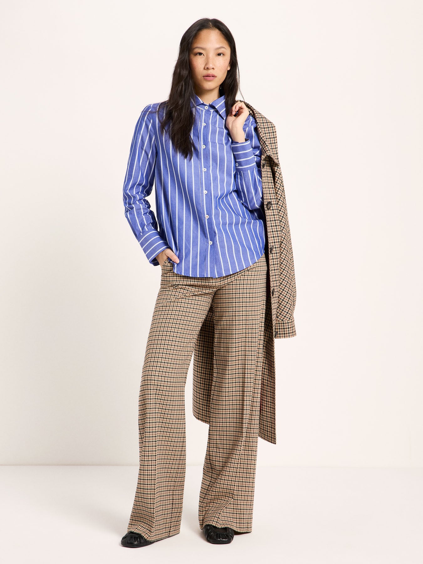 Chemise à rayures LANIUS avec manteau sur l'épaule et pantalon à carreaux – look complet