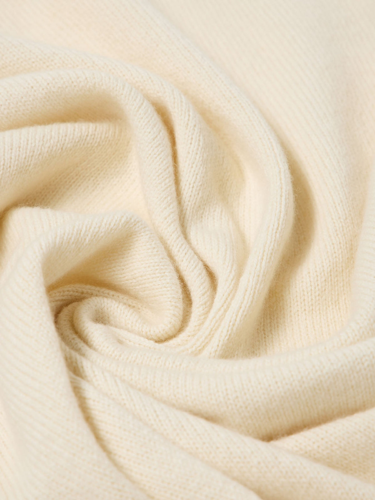 Écharpe triangle LANIUS Blanc cassé – détail de la maille douce