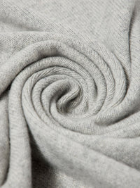 Écharpe triangle LANIUS Gris chiné – détail de la maille douce