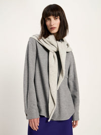Écharpe triangle laine et coton bio LANIUS Gris chiné nouée sur une veste grise et une jupe violette