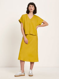 Haut drapé col V TENCEL LANIUS Kiwi Foncé porté avec la jupe assortie – vue en pied