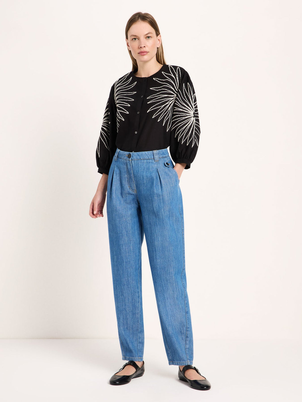 Jean à pinces en coton bio LANIUS bleu moyen avec une blouse noire – look complet
