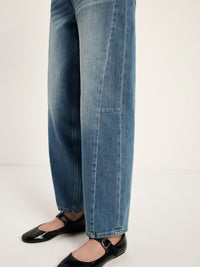 Jean barrel Ember LANIUS Denim bleu moyen – détail de la jambe et de la longueur cheville
