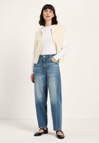 Jean barrel Ember coton bio LANIUS Denim bleu moyen – vue de face, avec un cardigan crème