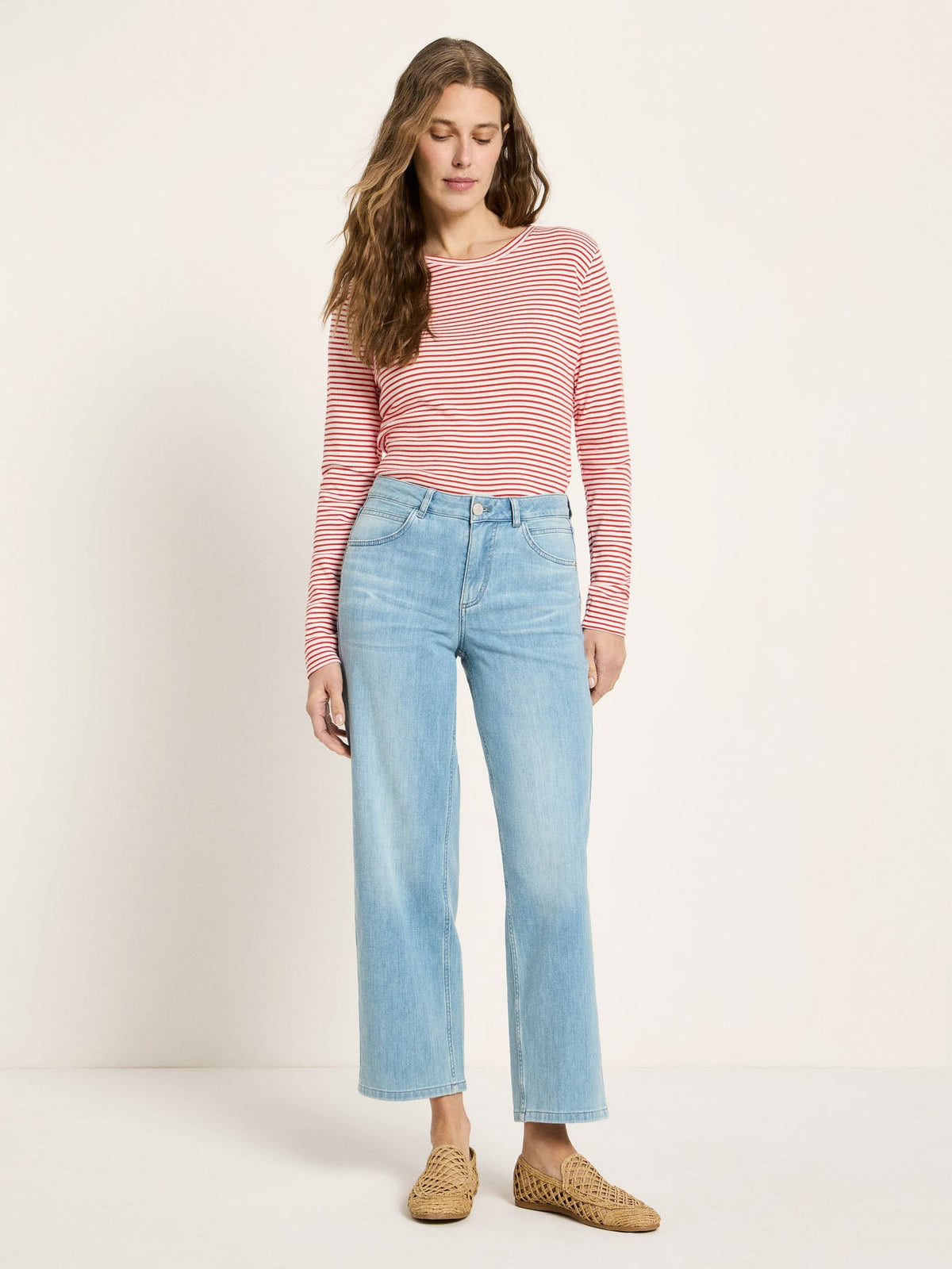 Jean droit décontracté LANIUS bleu clair avec un pull rose – look complet