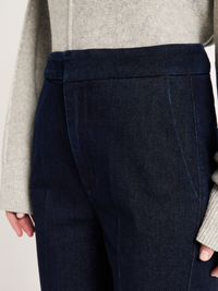 Détail de la taille et du denim rinse du jean évasé Willow LANIUS