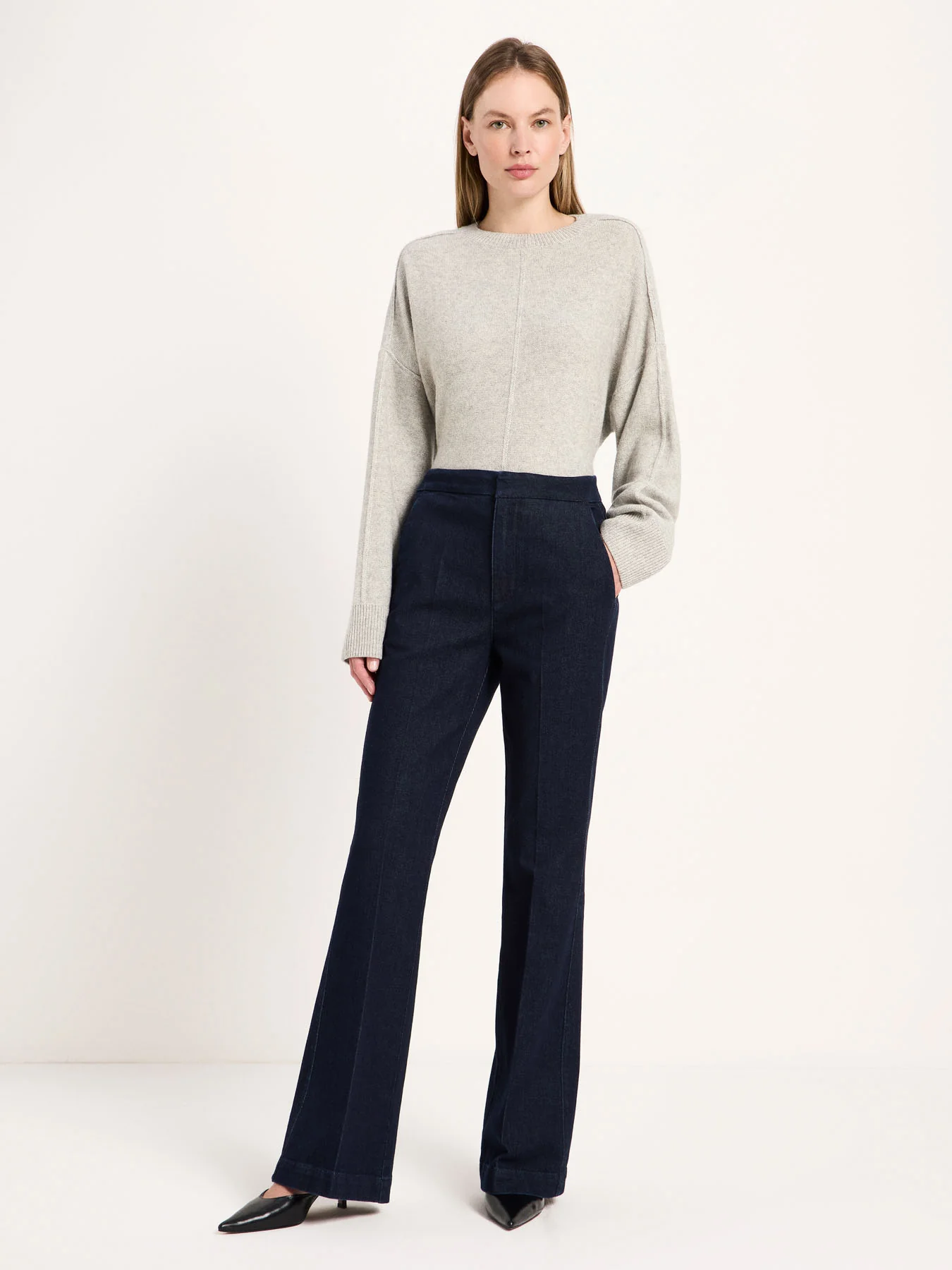Jean évasé Willow en denim Candiani LANIUS Denim brut porté avec un pull gris – vue de face