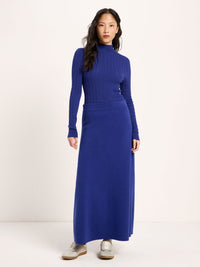 Jupe longue en maille coton bio LANIUS Violet – vue de face, en ton sur ton avec un col roulé violet