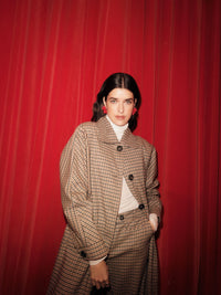 Manteau à carreaux LANIUS Noir & beige porté ouvert devant un rideau rouge