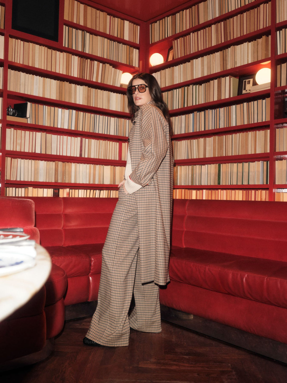 Manteau et pantalon à carreaux LANIUS Noir & beige portés en total look dans une bibliothèque