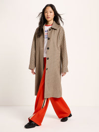 Manteau à carreaux LANIUS Noir & beige – vue de trois quarts, en marche