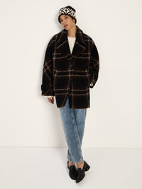 Manteau court à carreaux LANIUS Noir & marron porté avec un bonnet en laine, un jean clair et des mocassins