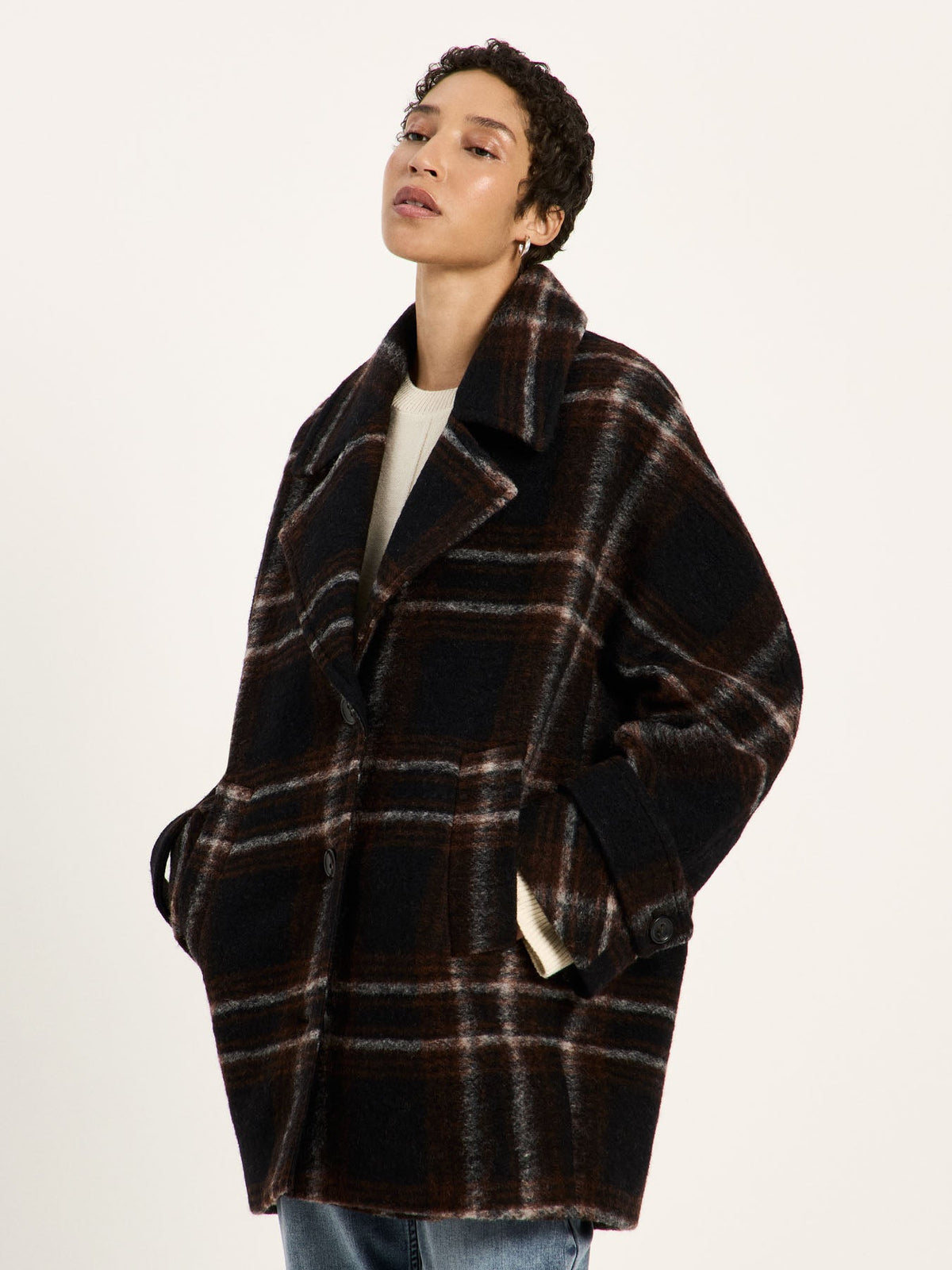 Manteau court à carreaux LANIUS Noir & marron – vue de trois quarts, mains dans les poches
