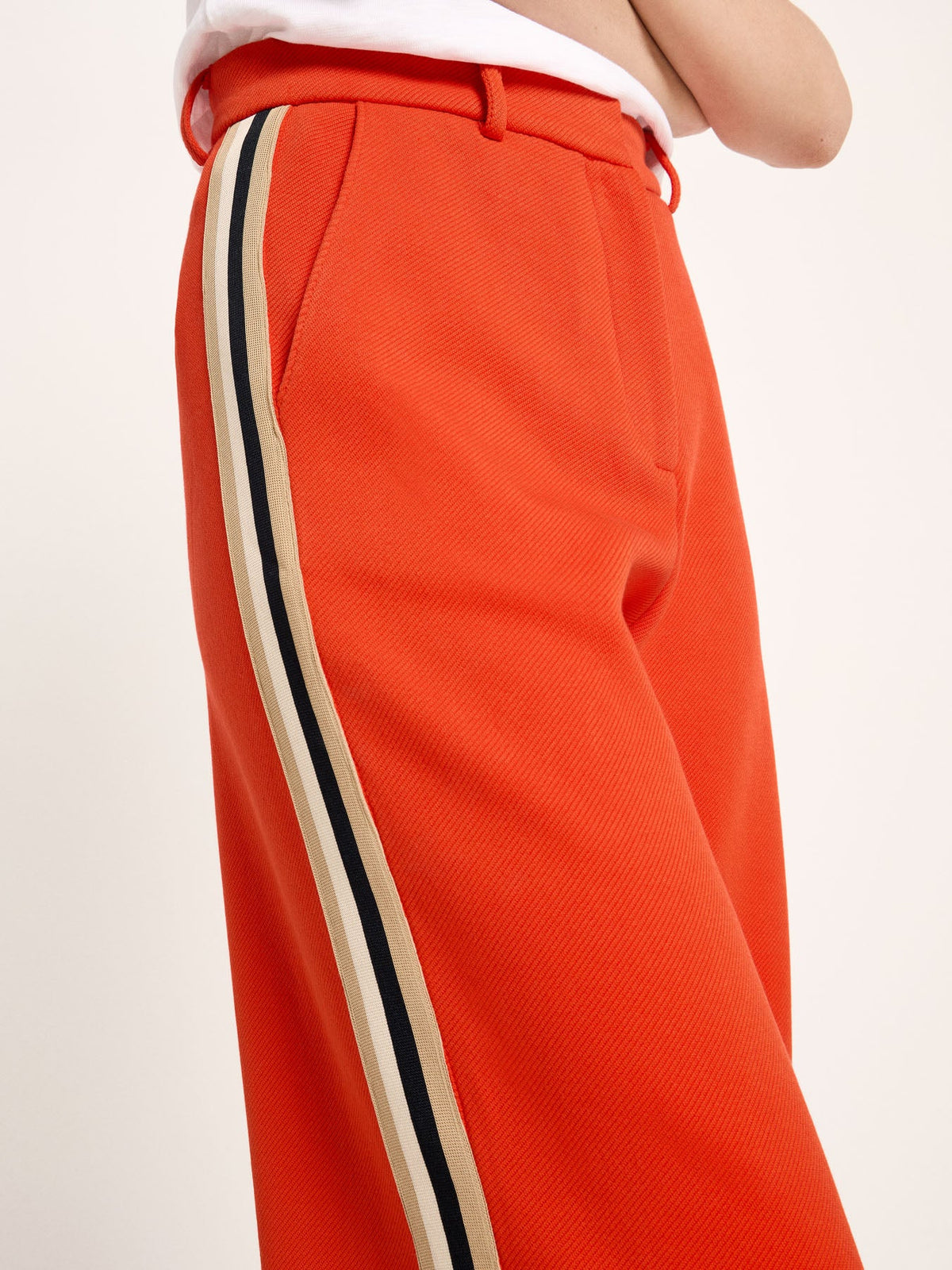 Pantalon LANIUS Rouge feu – détail de la bande latérale écrue et noire